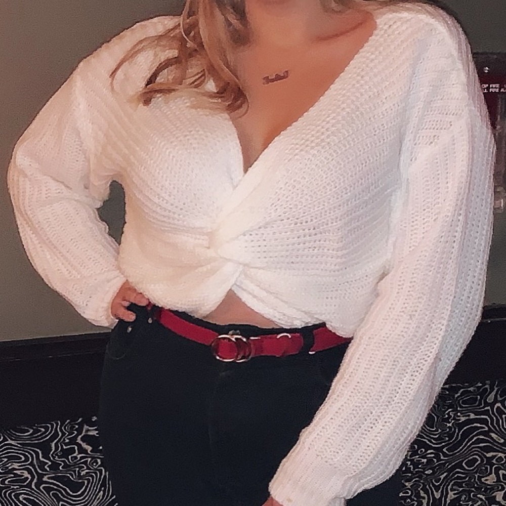 NEW! Knit sweater with front twist